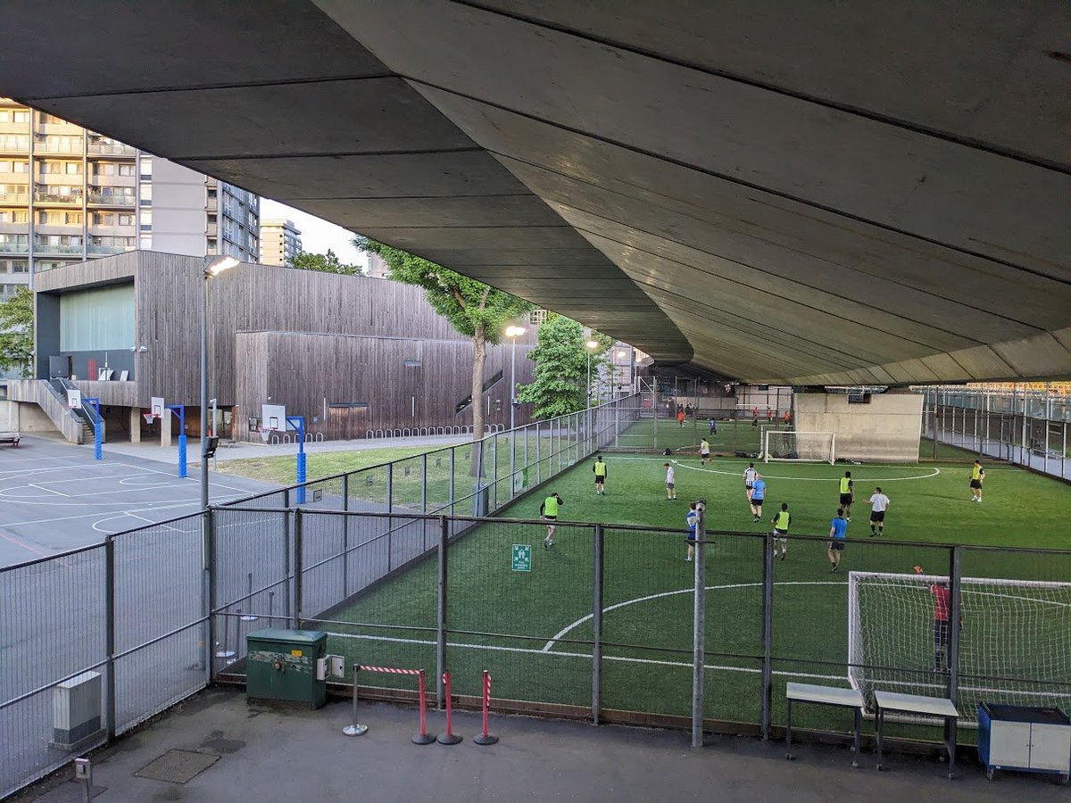 Boenau's tweet image. When land use regs are relaxed, you can make good use of space under highways, along train tracks, etc.
This spot has 6 soccer fields, 3 on each side of a pedestrian crossing.