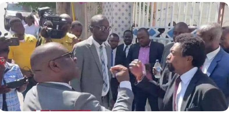 Centrealaune's tweet image. Plizyè avoka manifeste devan lokal Pakè Pòtoprens, lendi 21 jiyè 2025 lan, pou egzije revokasyon Me #Frantz_Monclair. Avoka pwotestatè yo akize chèf Pakè a kòm moun ki antrave egzèsis lib pwofesyon an epi akize l de kèk ka koripsyon.