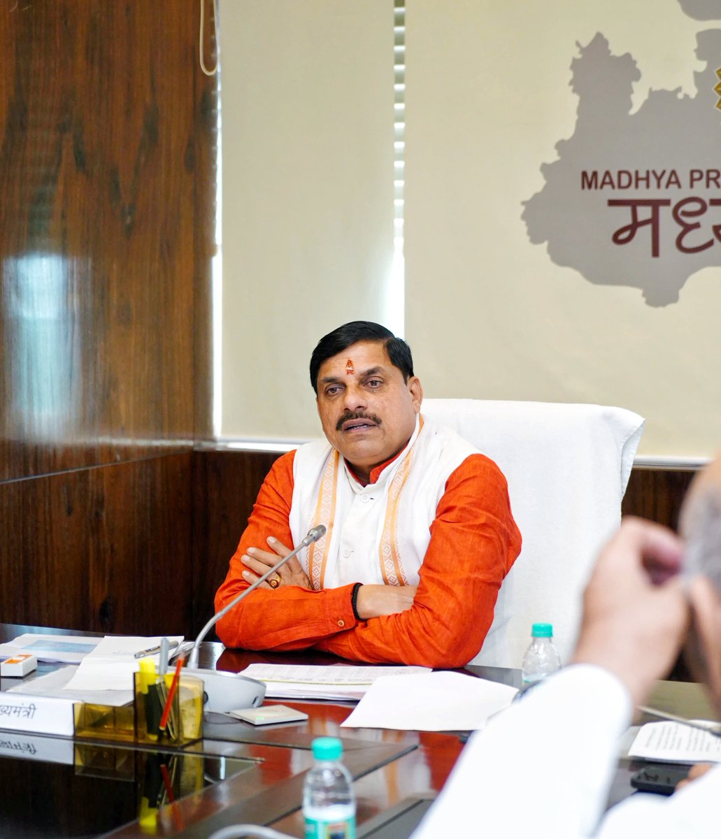 DrMohanYadav51's tweet image. आज मंत्रालय में सहकारिता, राजस्व तथा किसान कल्याण एवं कृषि विकास विभाग की संयुक्त समीक्षा बैठक कर खरीफ 2025 के लिए किसानों को सुविधापूर्वक एवं व्यवस्थित ढंग से उर्वरक उपलब्ध कराने हेतु वरिष्ठ अधिकारियों को आवश्यक दिशा-निर्देश दिए।
बैठक में यूरिया की मांग वाले जिलों में रैक आगमन…
