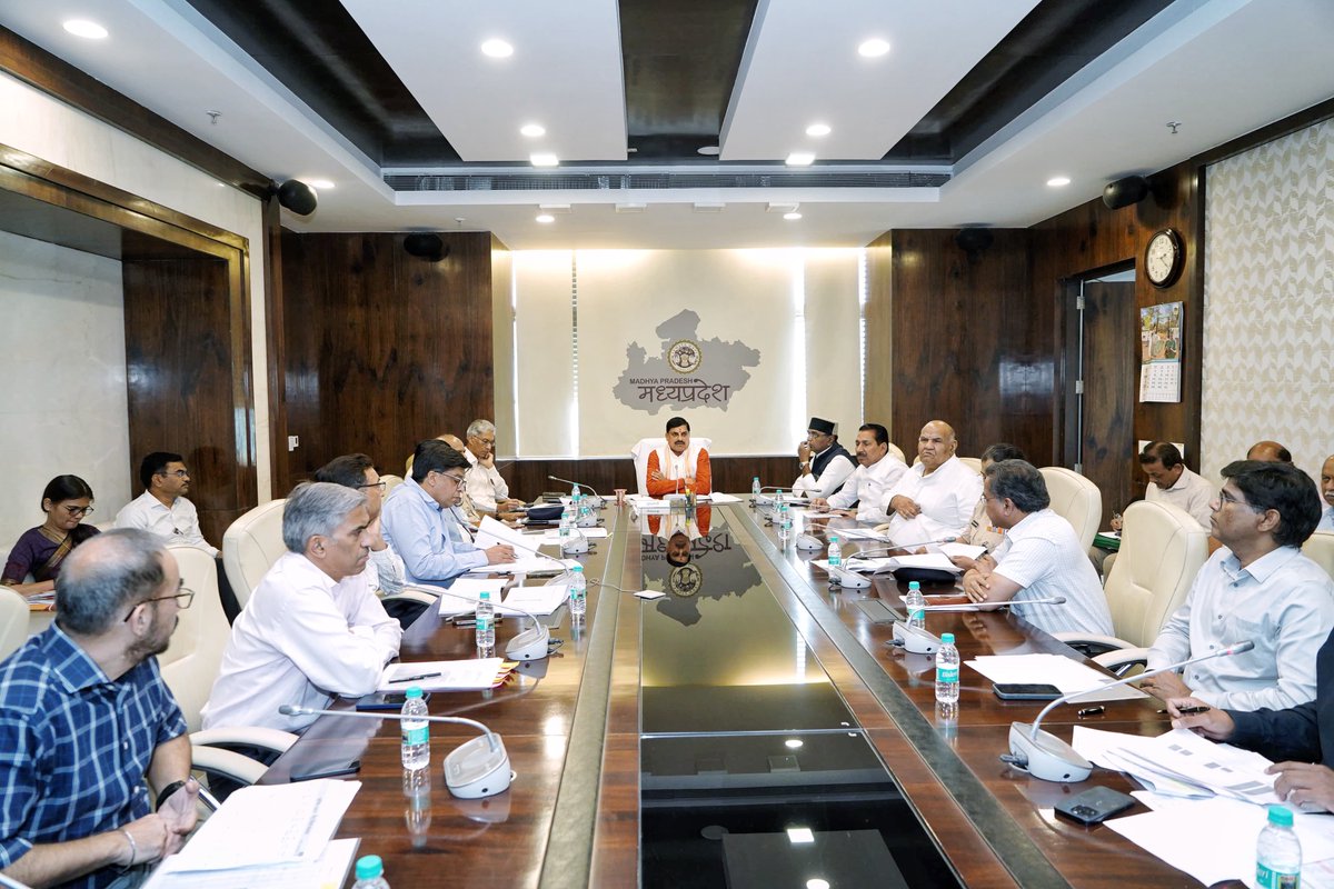 DrMohanYadav51's tweet image. आज मंत्रालय में सहकारिता, राजस्व तथा किसान कल्याण एवं कृषि विकास विभाग की संयुक्त समीक्षा बैठक कर खरीफ 2025 के लिए किसानों को सुविधापूर्वक एवं व्यवस्थित ढंग से उर्वरक उपलब्ध कराने हेतु वरिष्ठ अधिकारियों को आवश्यक दिशा-निर्देश दिए।
बैठक में यूरिया की मांग वाले जिलों में रैक आगमन…