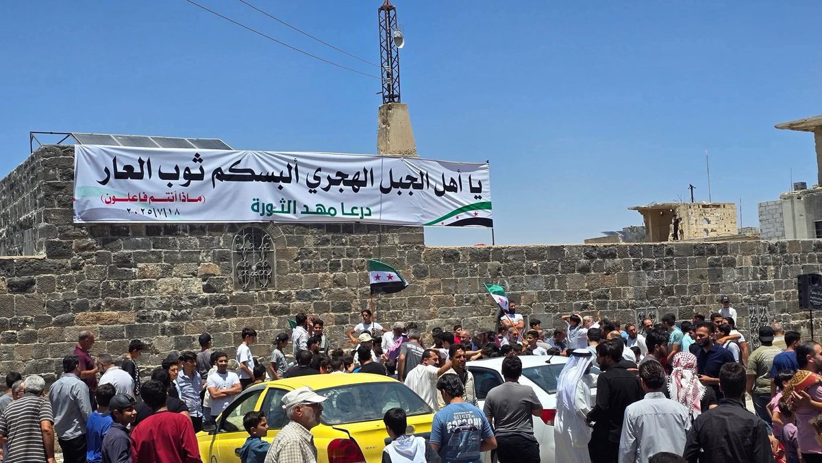 Xd60euW24gEtWPp's tweet image. بعد قليل إخراج دفعة جديدة من العوائل المحتجزين في #السويداء من ابنائها الاصليين #البدو إلى #درعا، نحن بانتظار سماع قصص وشهادات جديدة لانتهاكات وجرائم #ميليشيات_الهجري بحق مكون اصلي من سكان السويداء.