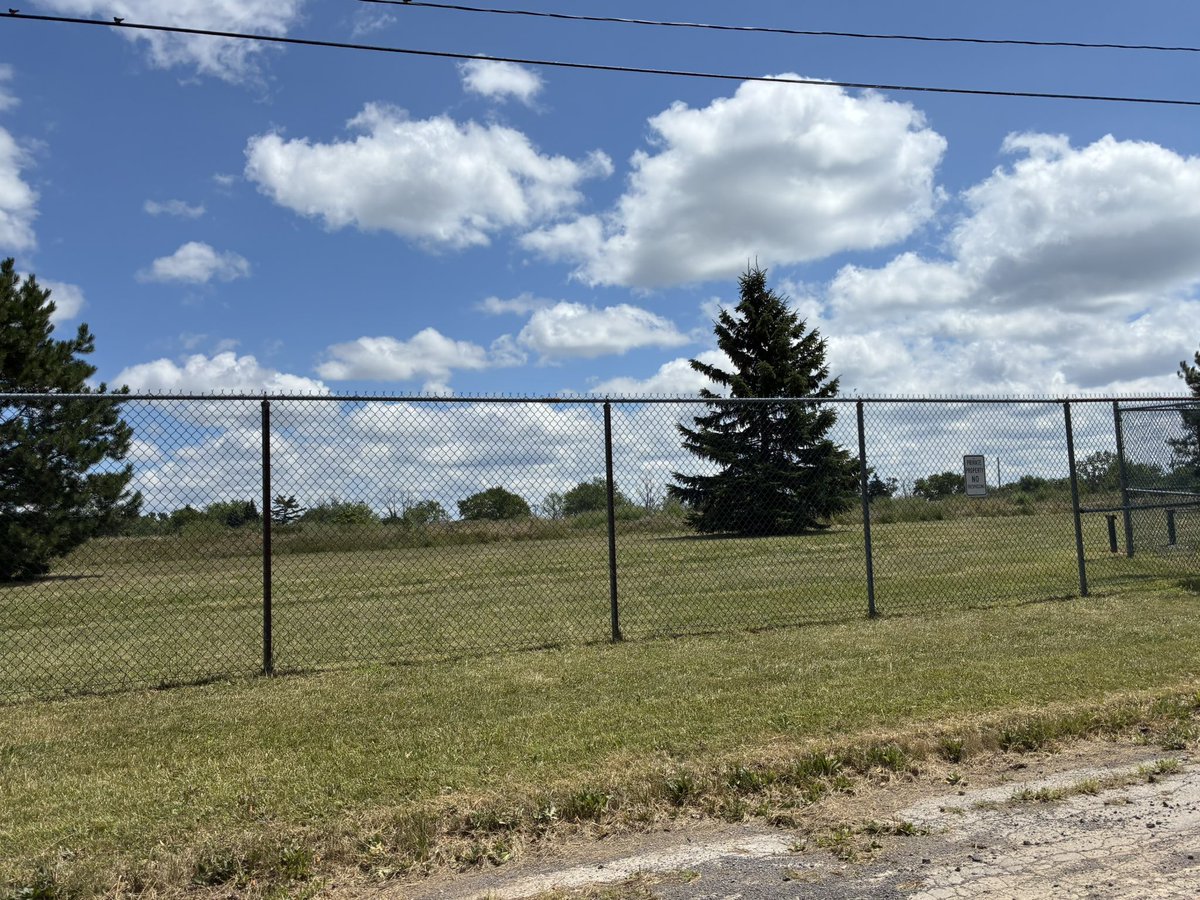 MrEd315's tweet image. Driving around the historic Love Canal area in Niagara Falls NY. A pretty big area is cordoned off by fencing to keep nosey people like me out the heart of it.