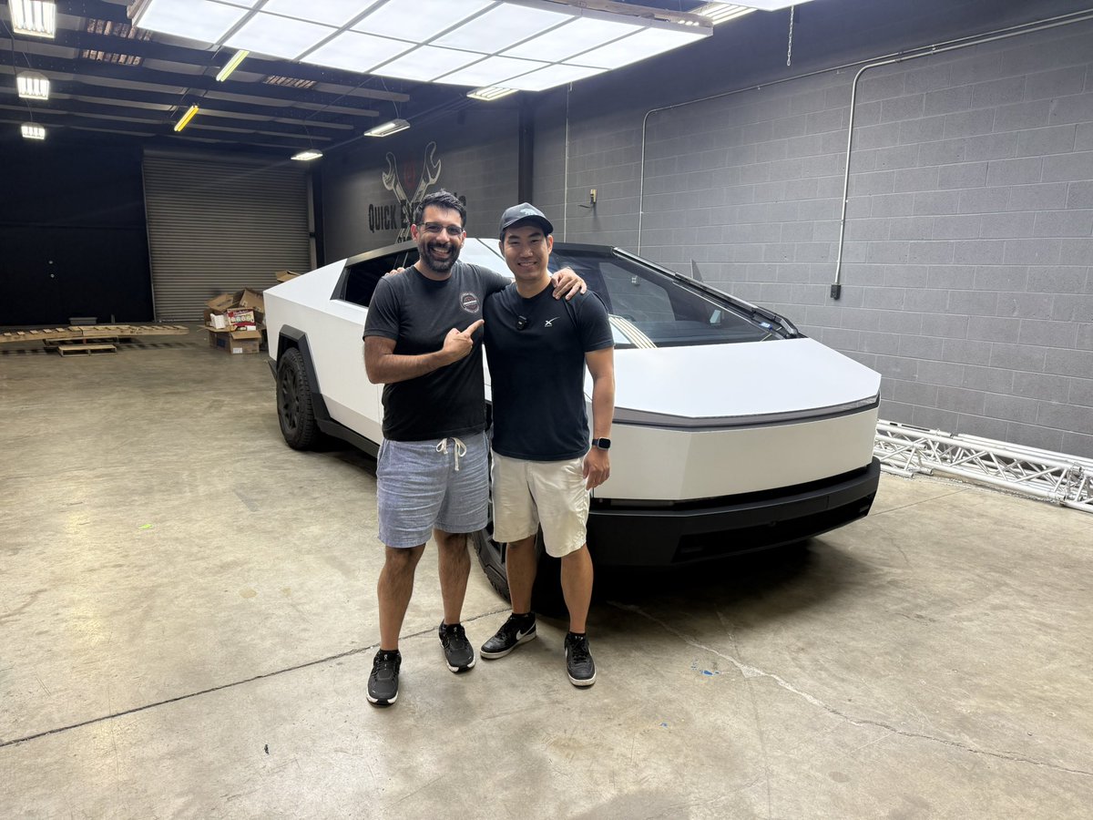 teslabros's tweet image. 24 hours later and @farzyness’s Cybertruck rolled out looking like a whole new beast!