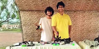 thehawkeyex's tweet image. While some genz folks sobbing over Saiyyara, these two 20yo BITS Pilani chaps innovated something very powerful in their humble hostel room turned lab.
Jayant and Shaurya developed state-of-the-art drone. 300kmph high-speed, radar-proof, bomb-dropping (1kg payload) kamikaze.…