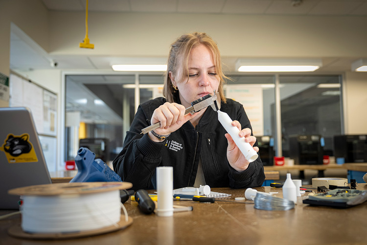 UWMAlumni's tweet image. UWM biomedical engineering student Greta Boehm is crafting new tech to improve health care at the College of Engineering &amp;amp; Applied Science Makerspace, where students can prototype to life.

Learn about this cutting-edge technology here:
bit.ly/3GPNZM6