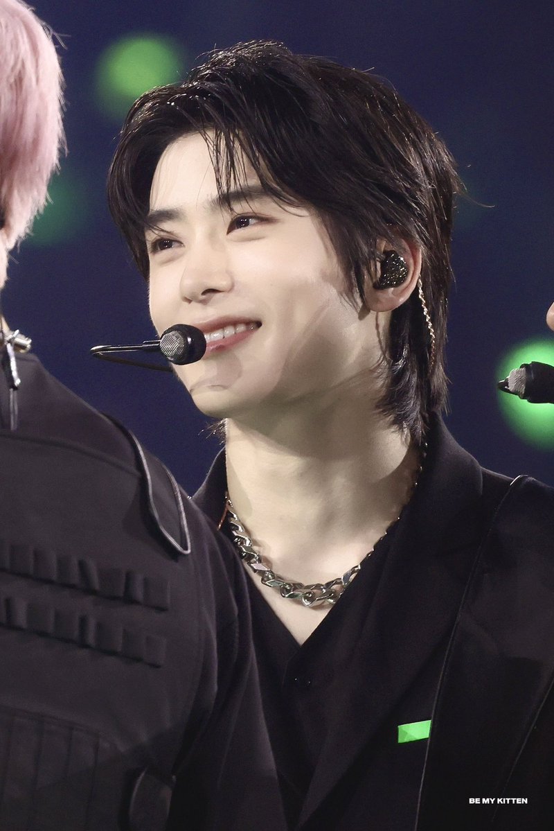 bbomal214's tweet image. 이 사진은 언제 봐도 볼이 빨개짐
어떻게 눈빛이 이럴 수가 잇지……….