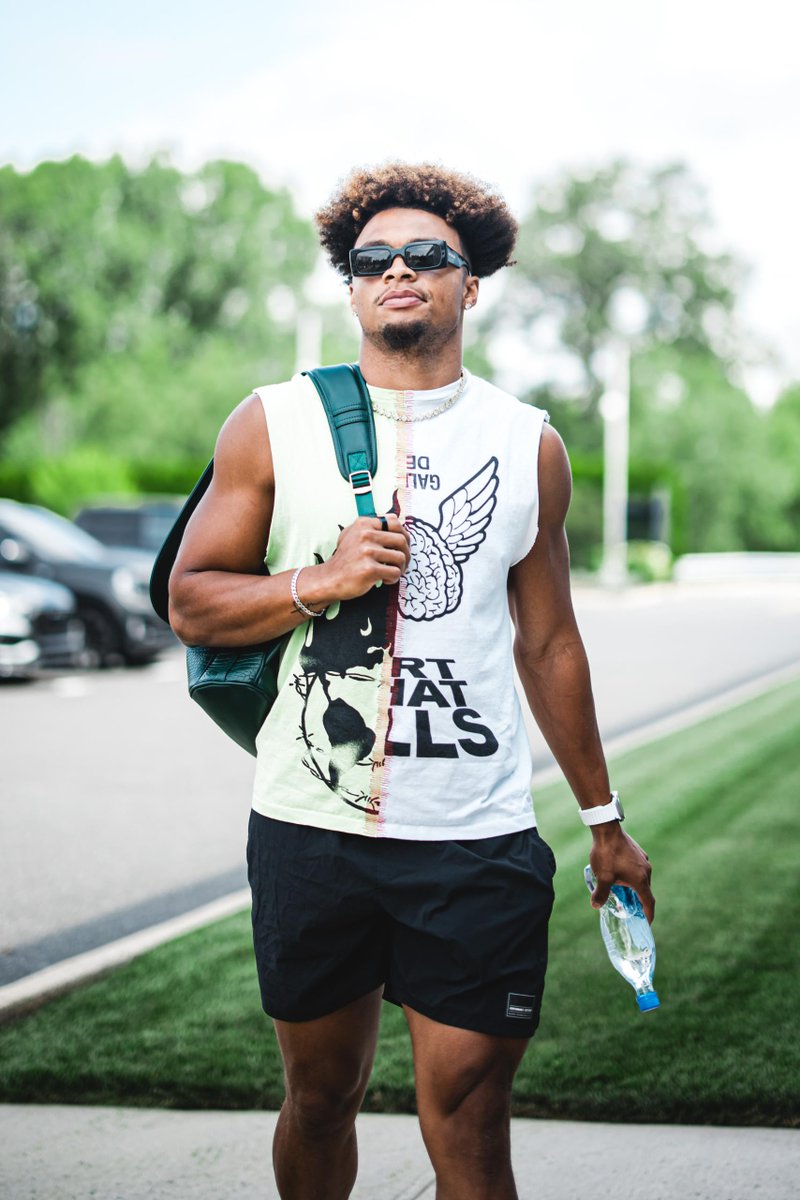 JustinFieldsFC's tweet image. QB1 Justin Fields arriving to Jets training camp today, look at that aura 🔥