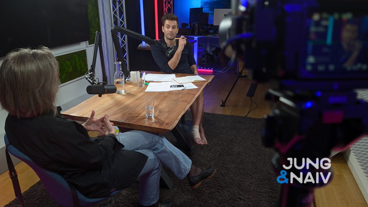 aahsh's tweet image. #BehindTheScenes of @JungNaiv
Live: @TiloJung interviewt die frühneuzeitliche Historikerin Barbara Stollberg-Rilinger, Rektorin des Wissenschaftskollegs zu Berlin @wiko_berlin
Kira moderiert den Chat und Hans stärkt sich für eure Zuschauerfragen
youtube.com/live/jj_RIphTI…
