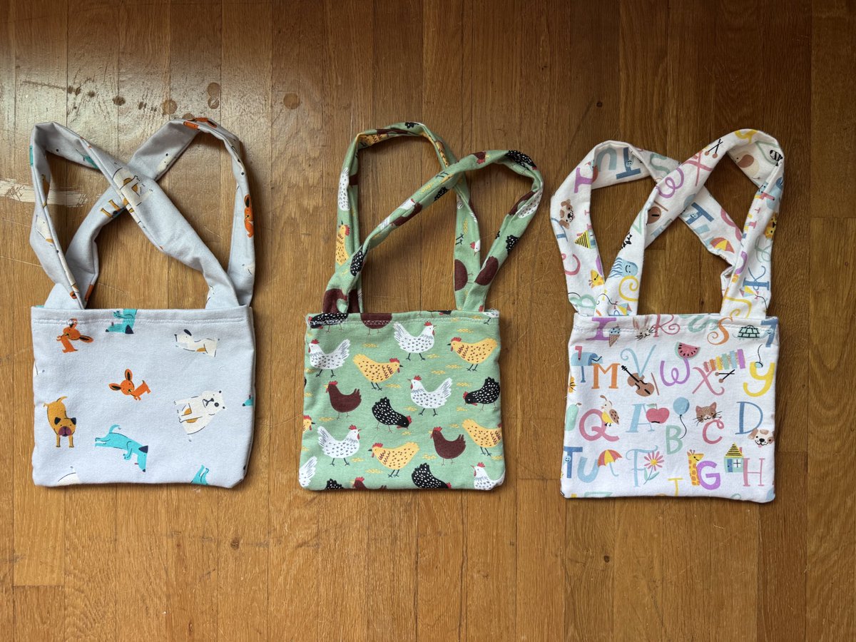 thesecoldbones's tweet image. it’s tote bag tuesday, so check out these tote bags i made !!
the three in the first photo are MINI totes, perfect for kids (about 7”x7”)
the shark one is mine, complete with shark pocket on the inside (book for scale)
they’re not perfect by any stretch but i love making them 🩷