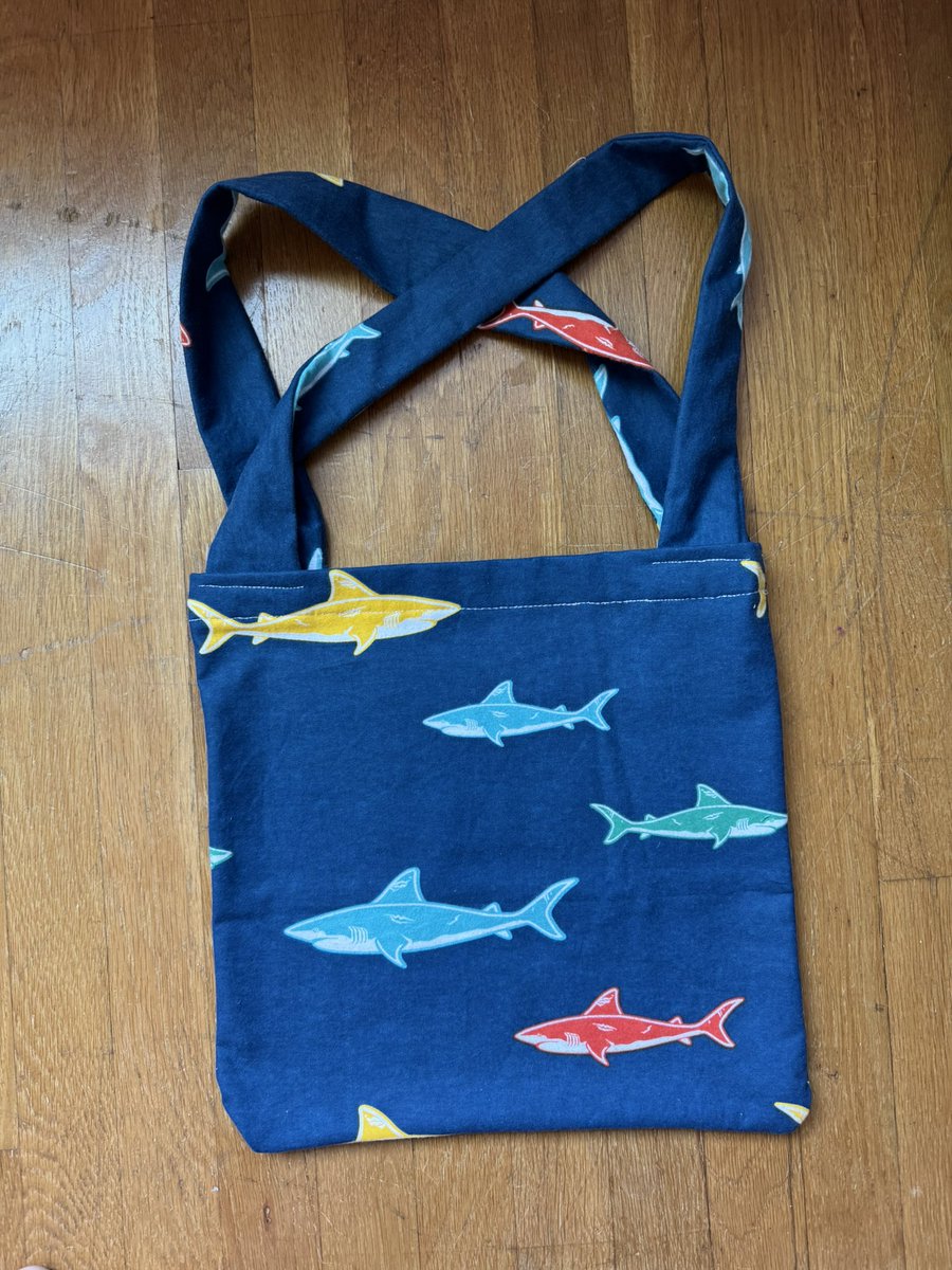 thesecoldbones's tweet image. it’s tote bag tuesday, so check out these tote bags i made !!
the three in the first photo are MINI totes, perfect for kids (about 7”x7”)
the shark one is mine, complete with shark pocket on the inside (book for scale)
they’re not perfect by any stretch but i love making them 🩷