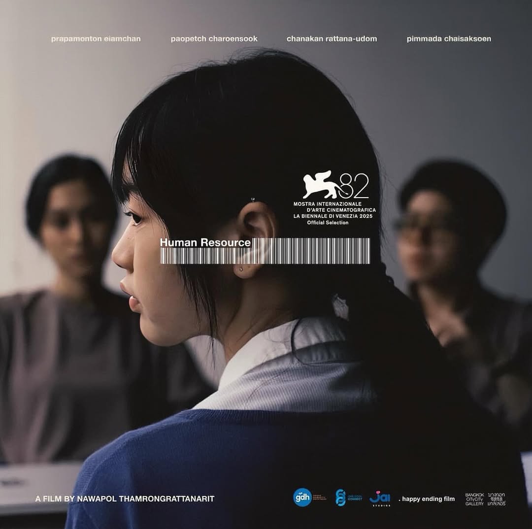 laestatuilla's tweet image. Nawapol Thamrongrattanarit, director de las maravillosas "Happy Old Year" y "Fast and Feel Love", estrentará en Orizzonti su nuevo filme HUMAN RESOURCE 🇹🇭
Con actuaciones de Prapamonton Eiamchan y Paopetch Charoensook.
