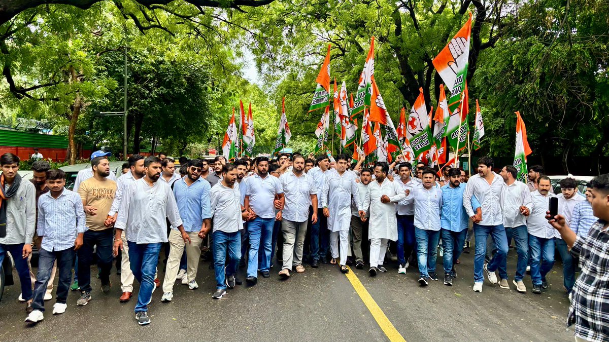 Vineet Yadav (@vineetyadavinc) on Twitter photo जम्मू-कश्मीर की रियासत की बहाली के लिए आज दिल्ली की सड़कों पर युवा कांग्रेस ने भरी हुंकार!
IYC अध्यक्ष <a href="/UdayBhanuIYC/">Uday Bhanu Chib</a> जी के नेतृत्व में, कांग्रेस के वरिष्ठ नेताओं <a href="/kcvenugopalmp/">K C Venugopal</a> , <a href="/DeependerSHooda/">Deepender Singh Hooda</a> और आनंद शर्मा जी समेत कार्यकर्ताओं ने जोरदार मार्च निकाला।
#हमारी_रियासत_हमारा_हक जम्मू-कश्मीर की रियासत की बहाली के लिए आज दिल्ली की सड़कों पर युवा कांग्रेस ने भरी हुंकार!
IYC अध्यक्ष <a href="/UdayBhanuIYC/">Uday Bhanu Chib</a> जी के नेतृत्व में, कांग्रेस के वरिष्ठ नेताओं <a href="/kcvenugopalmp/">K C Venugopal</a> , <a href="/DeependerSHooda/">Deepender Singh Hooda</a> और आनंद शर्मा जी समेत कार्यकर्ताओं ने जोरदार मार्च निकाला।
#हमारी_रियासत_हमारा_हक