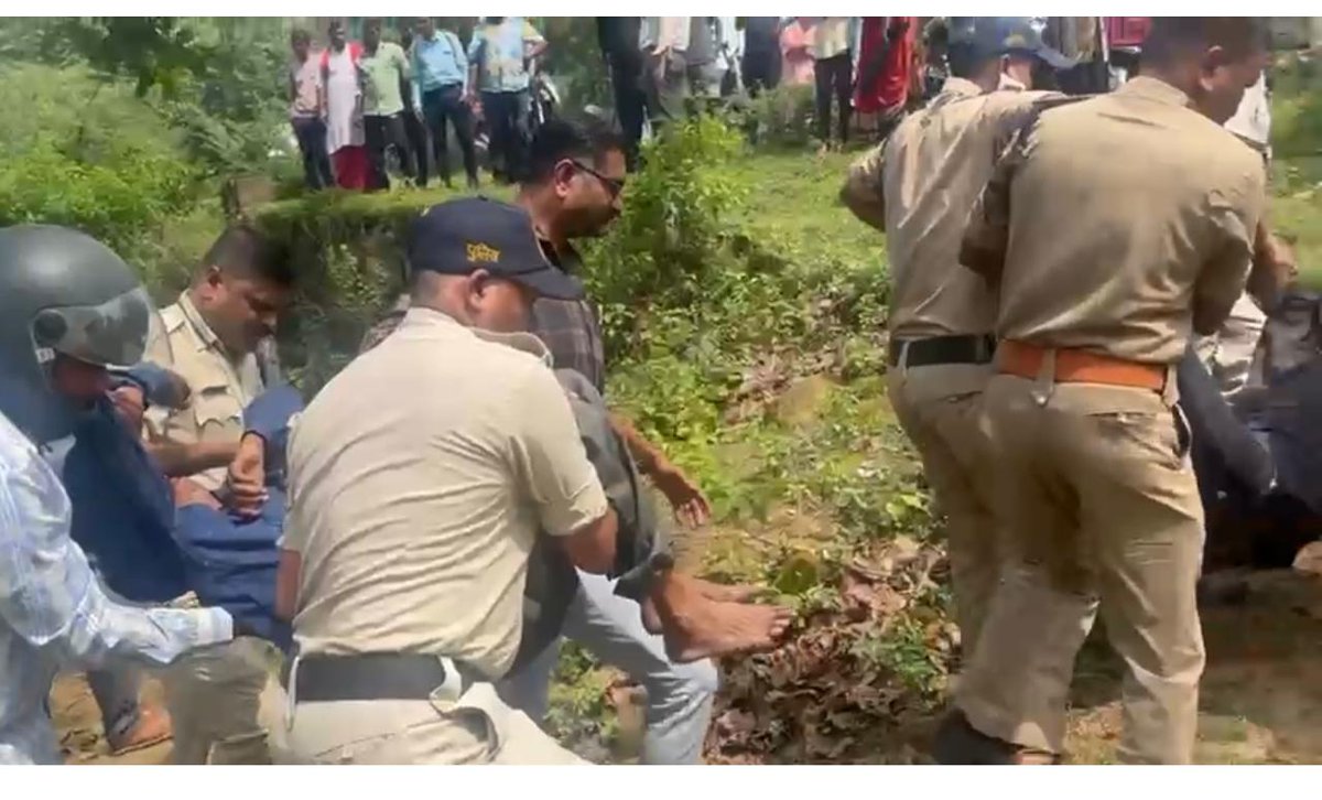 spanuppur1's tweet image. 🚨 रामनगर पुलिस बनी रियल हीरो! 🚔
पुलिस की गाड़ी बनी एम्बुलेंस – समय पर मदद, बचीं जानें!
 सड़क दुर्घटना की 02 अलग अलग घटनाओं में 05  घायल व्यक्तियों को रामनगर पुलिस के द्वाराअपने कंधे पर उठाकर गाड़ी से अस्पताल पहुंचाया 
 जनता ने पुलिस के इस मानवीय प्रयास को सराहा