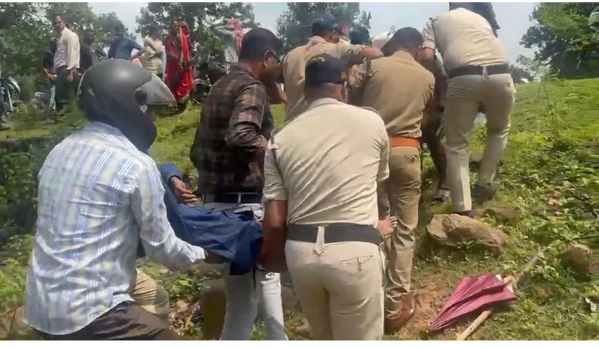 spanuppur1's tweet image. 🚨 रामनगर पुलिस बनी रियल हीरो! 🚔
पुलिस की गाड़ी बनी एम्बुलेंस – समय पर मदद, बचीं जानें!
 सड़क दुर्घटना की 02 अलग अलग घटनाओं में 05  घायल व्यक्तियों को रामनगर पुलिस के द्वाराअपने कंधे पर उठाकर गाड़ी से अस्पताल पहुंचाया 
 जनता ने पुलिस के इस मानवीय प्रयास को सराहा