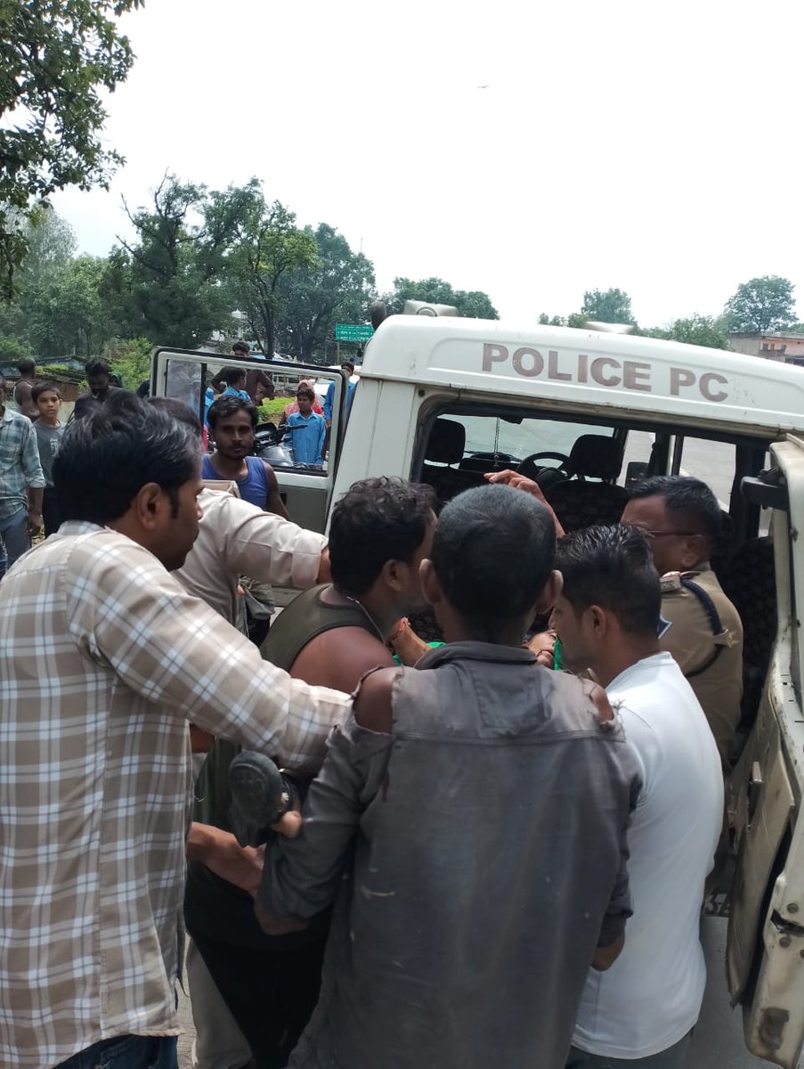 spanuppur1's tweet image. 🚨 रामनगर पुलिस बनी रियल हीरो! 🚔
पुलिस की गाड़ी बनी एम्बुलेंस – समय पर मदद, बचीं जानें!
 सड़क दुर्घटना की 02 अलग अलग घटनाओं में 05  घायल व्यक्तियों को रामनगर पुलिस के द्वाराअपने कंधे पर उठाकर गाड़ी से अस्पताल पहुंचाया 
 जनता ने पुलिस के इस मानवीय प्रयास को सराहा