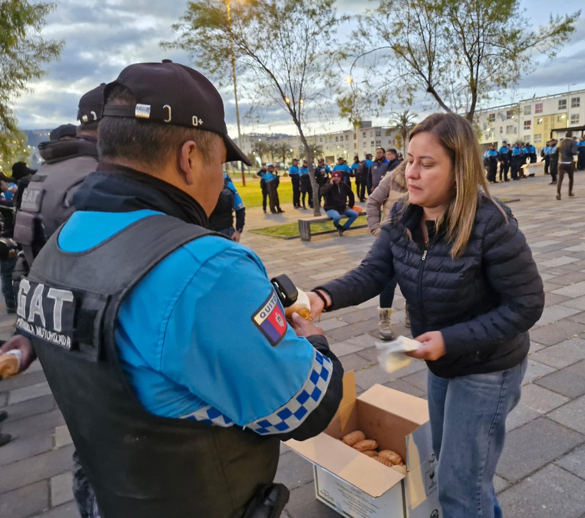 Estefy Grunauer R. (@estefania_gru) on Twitter photo En medio de la #crisis de #agua que atraviesa el #sur de #Quito, vale la pena destacar la entrega y esfuerzo que le ponen los funcionarios de <a href="/aguadequito/">Epmaps - Agua de Quito</a> y <a href="/agentesdequito/">Cuerpo de Agentes de Control Metropolitano</a>.
Hoy acompañamos su labor desde las 5 de la mañana dándoles a conocer nuestro agradecimiento siempre. En medio de la #crisis de #agua que atraviesa el #sur de #Quito, vale la pena destacar la entrega y esfuerzo que le ponen los funcionarios de <a href="/aguadequito/">Epmaps - Agua de Quito</a> y <a href="/agentesdequito/">Cuerpo de Agentes de Control Metropolitano</a>.
Hoy acompañamos su labor desde las 5 de la mañana dándoles a conocer nuestro agradecimiento siempre.