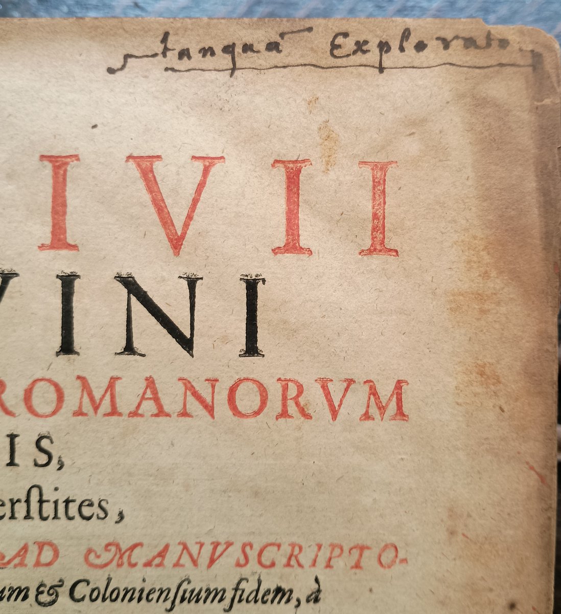 MarshsLibrary's tweet image. Our 1628 edition of the works of Livy belonged to playwright Ben Jonson (1572-1637), who wrote his motto Tanquam exploratur ('like an explorer') in the top right corner #TitlePageTuesday #Readers