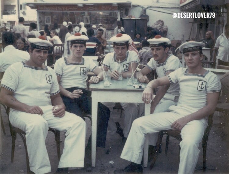 desertlover79's tweet image. أفراد من البحرية الفرنسية في مدينة جدة في المملكة العربية السعودية 1975 م