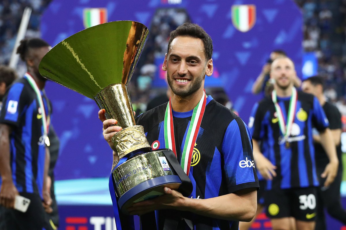 inter_italian's tweet photo. عــاجـل : 🚨🚨🚨🚨🚨🚨🚨🚨🚨🚨🚨🚨🚨🚨🚨. 

وكيل هاكان : هاكان سعيد في الإنتر وسيكون متواجد معهم الموسم القادم. https://t.co/bzmFxOolXG