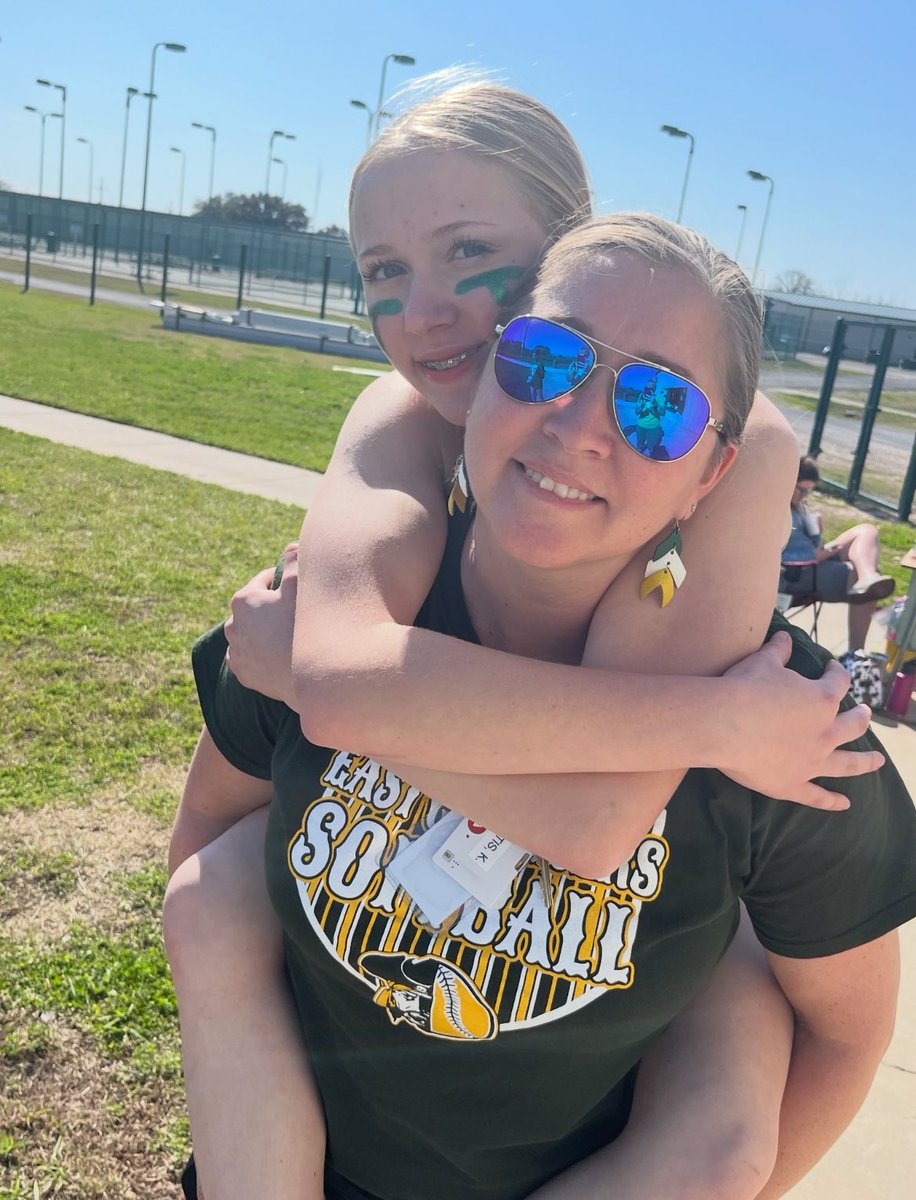 Emily Vratis tweet media