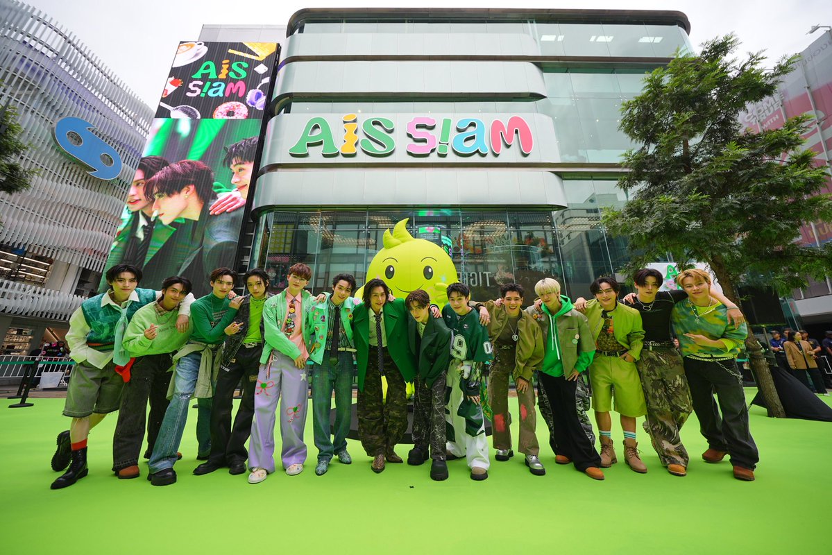LookAround_TH's tweet image. สยามแตก !!! บิวกิ้น-พีพี , BUS , GELBOYS พร้อมเหล่าเซเลบ Teen ICON
โชว์สเต็ปเดิน Green Carpet ในงานเปิดตัว “AIS SIAM” เพลย์เฮ้าส์แห่งใหม่ใจกลางสยาม
🔗อ่านต่อ facebook.com/10006402508421…
#AIS5GGREENCITIZEN
#THEPLAYHOUSEWITHPURPOSE
#เล่นจนเป็นตัวจริง #AISSIAM