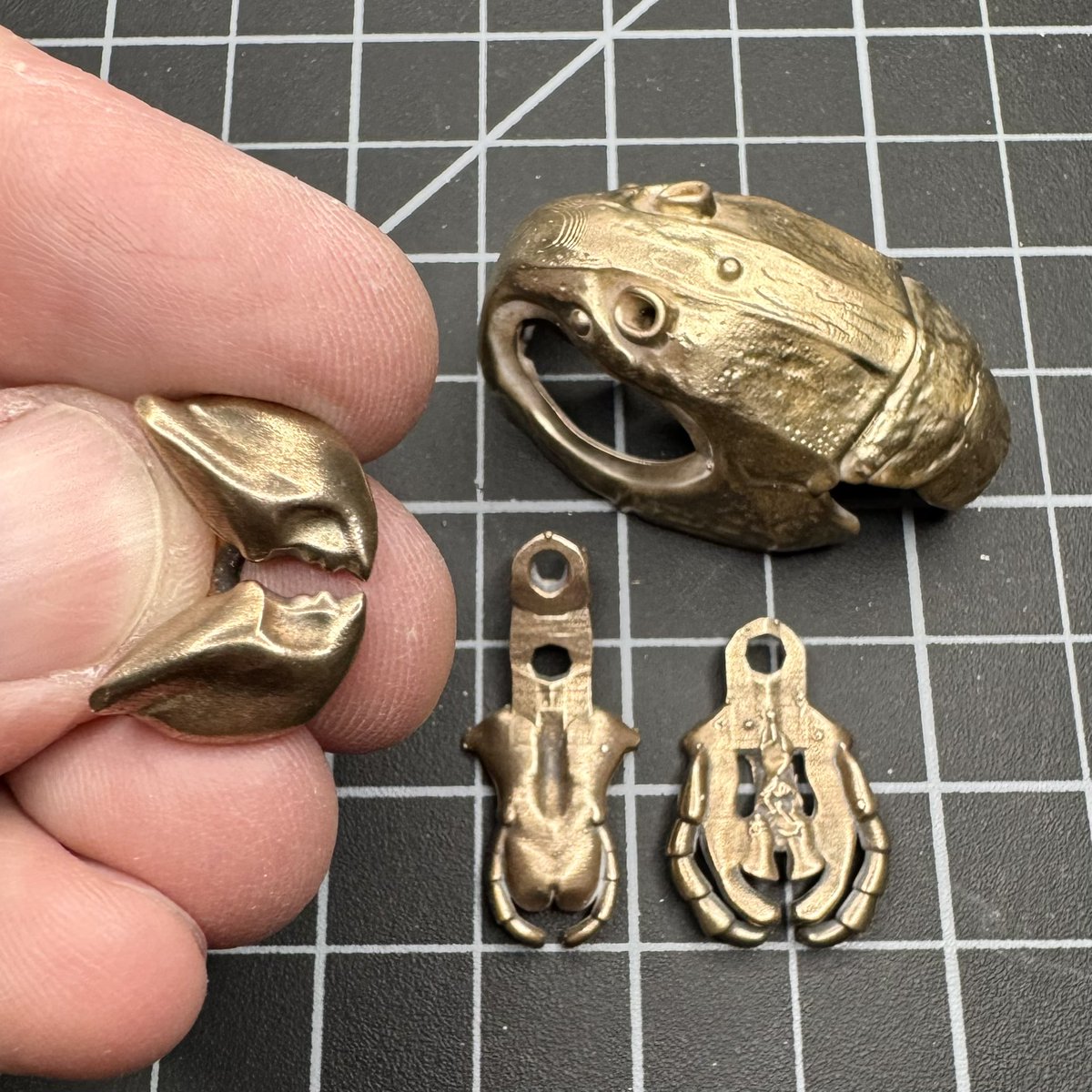 dadrummondart's tweet image. Had a bit of space in the flask to cast some grasshopper parts, so here is the first bronze test assembly! 🔬🛠️ All the bits: labium, labrum, clypeus, maxillae, labial and maxillary palps, mandibles…it’s all there 🔬🤓