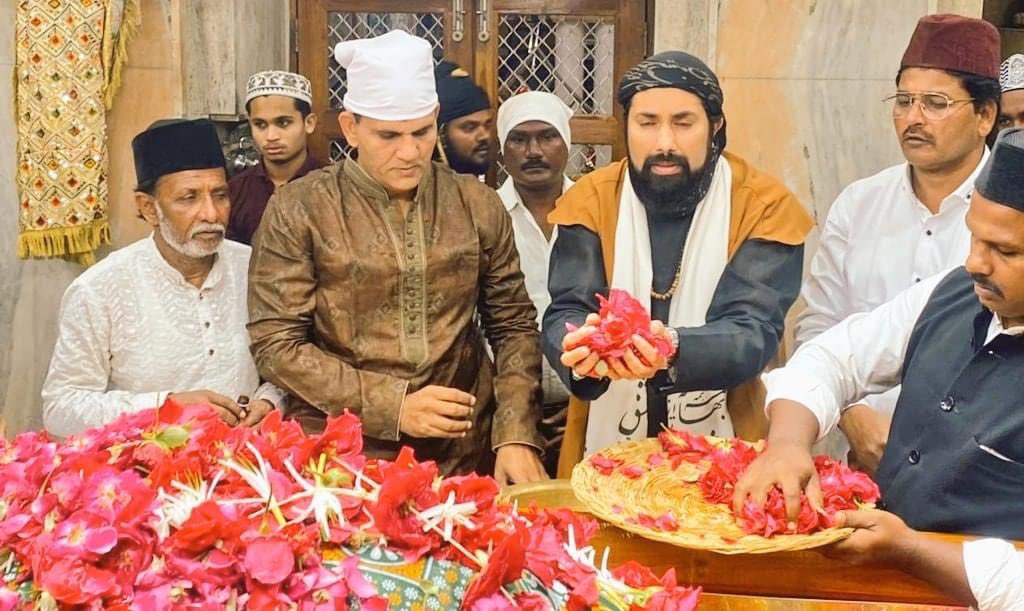 sufimusafir's tweet photo. Urs Mubarak of Hazrat Baba Tajuddin Awliya (r). A radiant soul who walked among rulers, yet remained a humble faqir. His silence spoke volumes, his gaze healed hearts.
May his blessings continue to illuminate our paths. Inshallah #UrsMubarak #TajuddinBaba #SufiAwliya #Nagpur #LoveAllServeAll #AjmerSharif