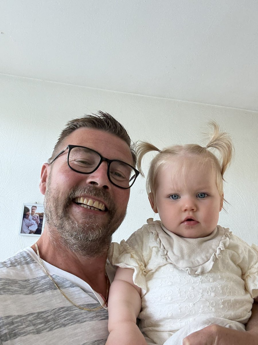 Ilse naar bed want die moet werken vannacht. Oudste dochter belde of ik even kon oppassen. Tsja dan is het moeilijk nee zeggen. Dus nu Stijn en Saar bezig houden 😅