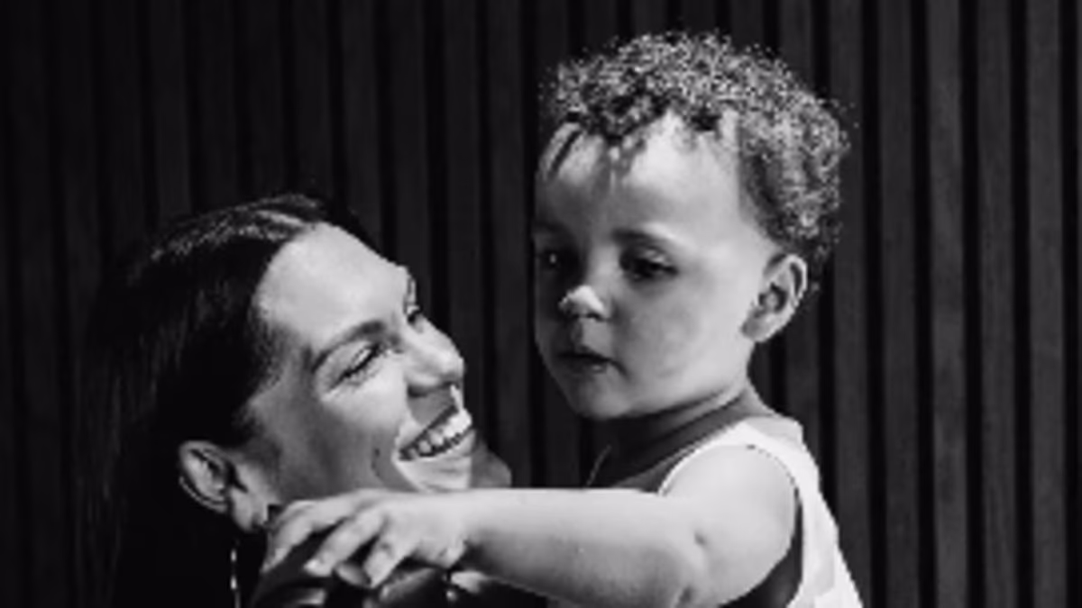 DamStocks's tweet photo. Jessie J shares an inspiring health update after her breast cancer surgery-she's embracing recovery, staying positive, and looking forward to reuniting with her son.    https://t.co/z9q3cnMDmQ https://t.co/5wSNYwm7AL