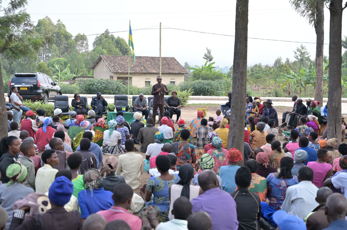 RuhangoDistrict's tweet image. Mu Mirenge itandukanye habaye inteko y'abaturage. Umuyobozi w'Akarere @valencesh ari kumwe n'izindi nzego ayoboye inteko mu Kagari ka Buhoro/Umurenge wa Ruhango. Abitabiriye bari kwibutswa uko bagomba kwiteza imbere bakora cyane , birinda amakimbirane no guhora bateze amaboko.