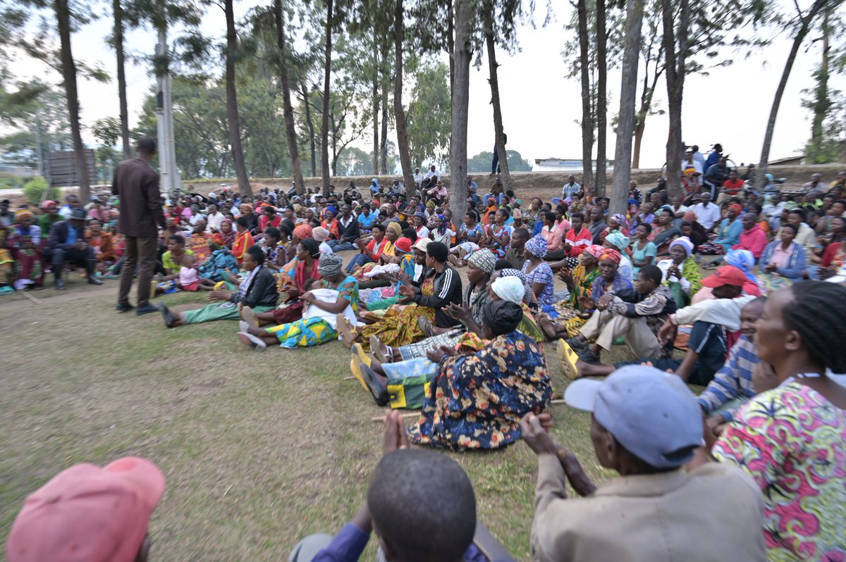 RuhangoDistrict's tweet image. Mu Mirenge itandukanye habaye inteko y'abaturage. Umuyobozi w'Akarere @valencesh ari kumwe n'izindi nzego ayoboye inteko mu Kagari ka Buhoro/Umurenge wa Ruhango. Abitabiriye bari kwibutswa uko bagomba kwiteza imbere bakora cyane , birinda amakimbirane no guhora bateze amaboko.