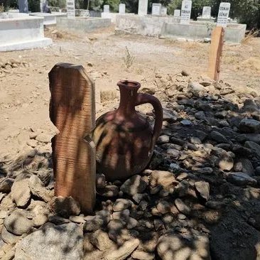 ajandahaber's tweet image. Aydın'da eşini ve 2 çocuğunu yakarak öldürdükten sonra cezaevinde ölü bulunan Turgay Ahmet Gezgin, selası okunmadan ve mezar taşına ismi yazmadan gömüldü.