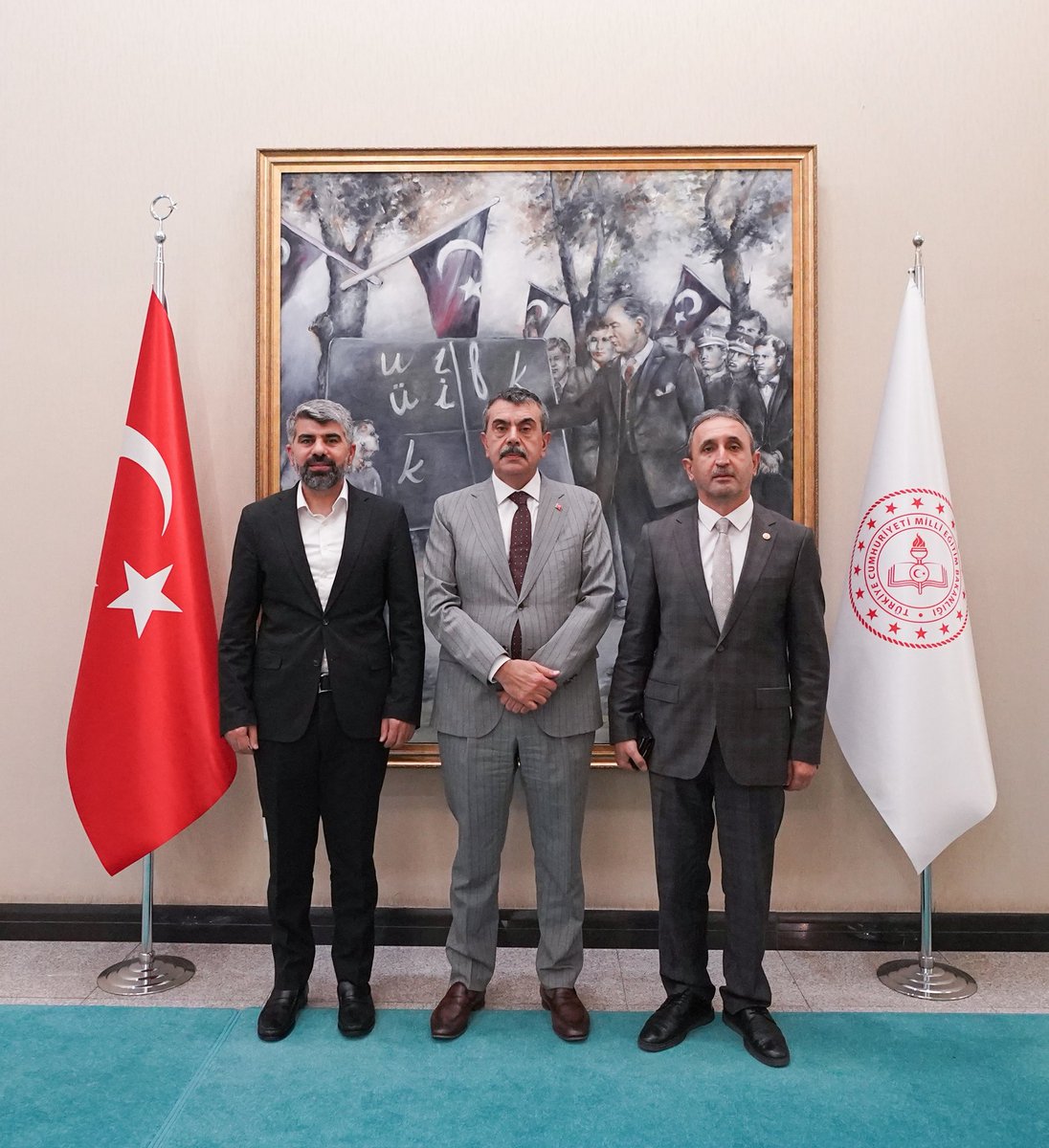 Gaziantep Milletvekilimiz Sayın Şahzade Demir ile birlikte Milli Eğitim Bakanı Sayın Yusuf Tekin’i ziyaret ettik.

#ÖğrenciAffı’nın çıkması ve gençlerimizi #Uyuşturucu belasından korumaya yönelik gerekli tedbirlerin alınması hususunda taleplerimizi ilettik.

Eğitim sistemimizde