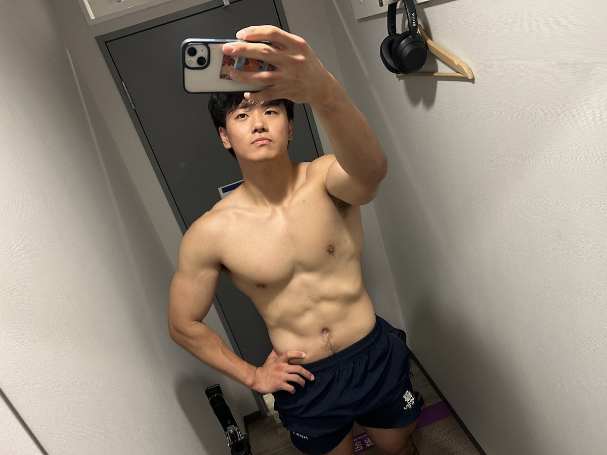 LR_sugisaki's tweet photo. インクラインプレスで脇を閉める理由

・可動域が広がりよりストレッチがかかる
・大胸筋上部、肩のフロントに効きやすくなる
・脇が開くことによる肩関節へのストレスが減る

お金が増える情報
　楽天ポイントは、利息プラスポイントに入れましょう。ぼくは一年で15000ポイント増えてました https://t.co/rUfqgWbrby