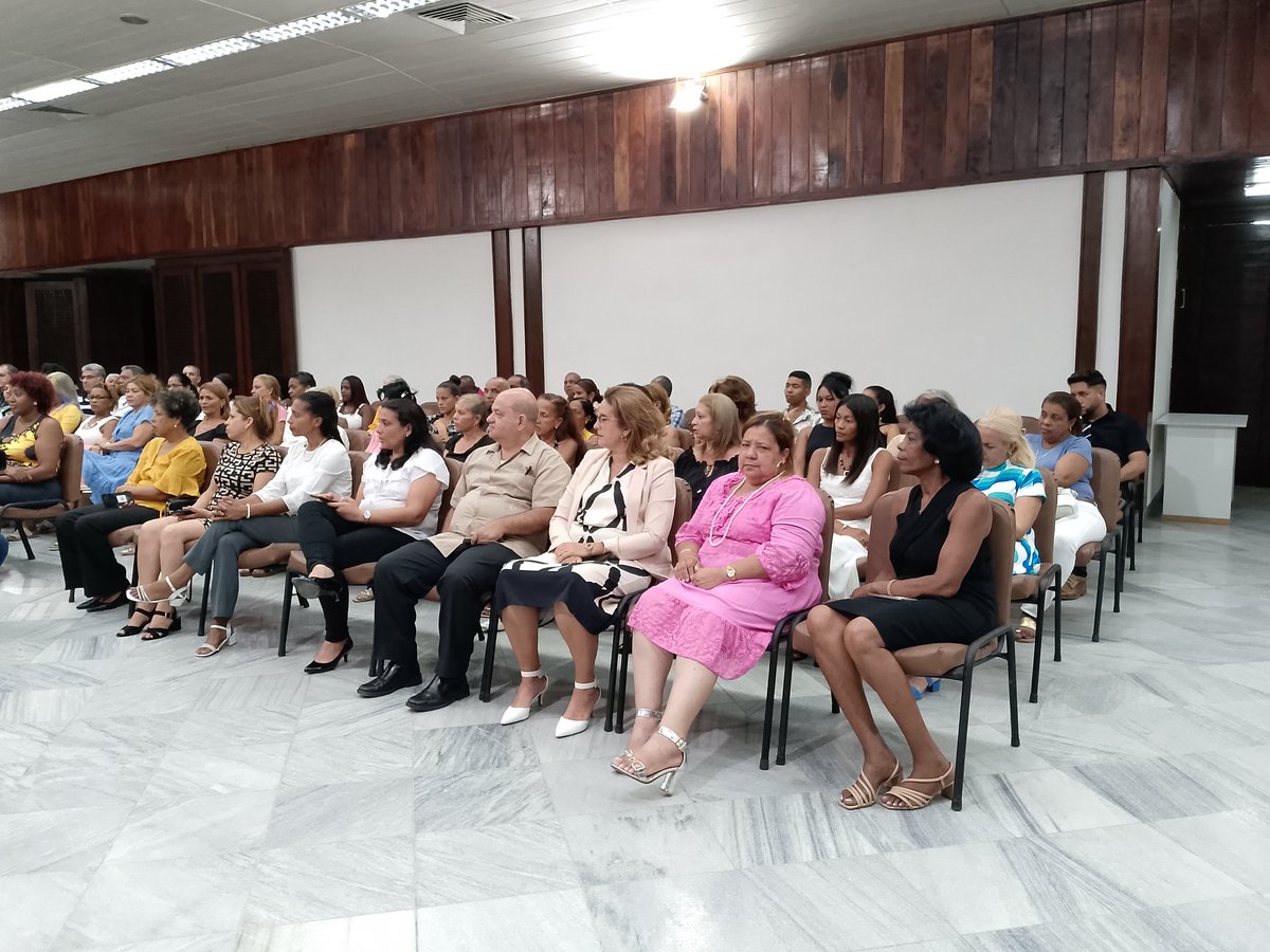 IrinaM26556's tweet photo. Recibe Empresa Provincial de Farmacias y Ópticas, (Optimed) de #SantiagodeCuba condición de Vanguardia Distinguido Nacional por sus resultados en la producción de medicamentos naturales.
#GenteComprometida
@BarbaraCuadro @BeatrizJUrrutia @moritastgo https://t.co/Bpg2uLzRqJ