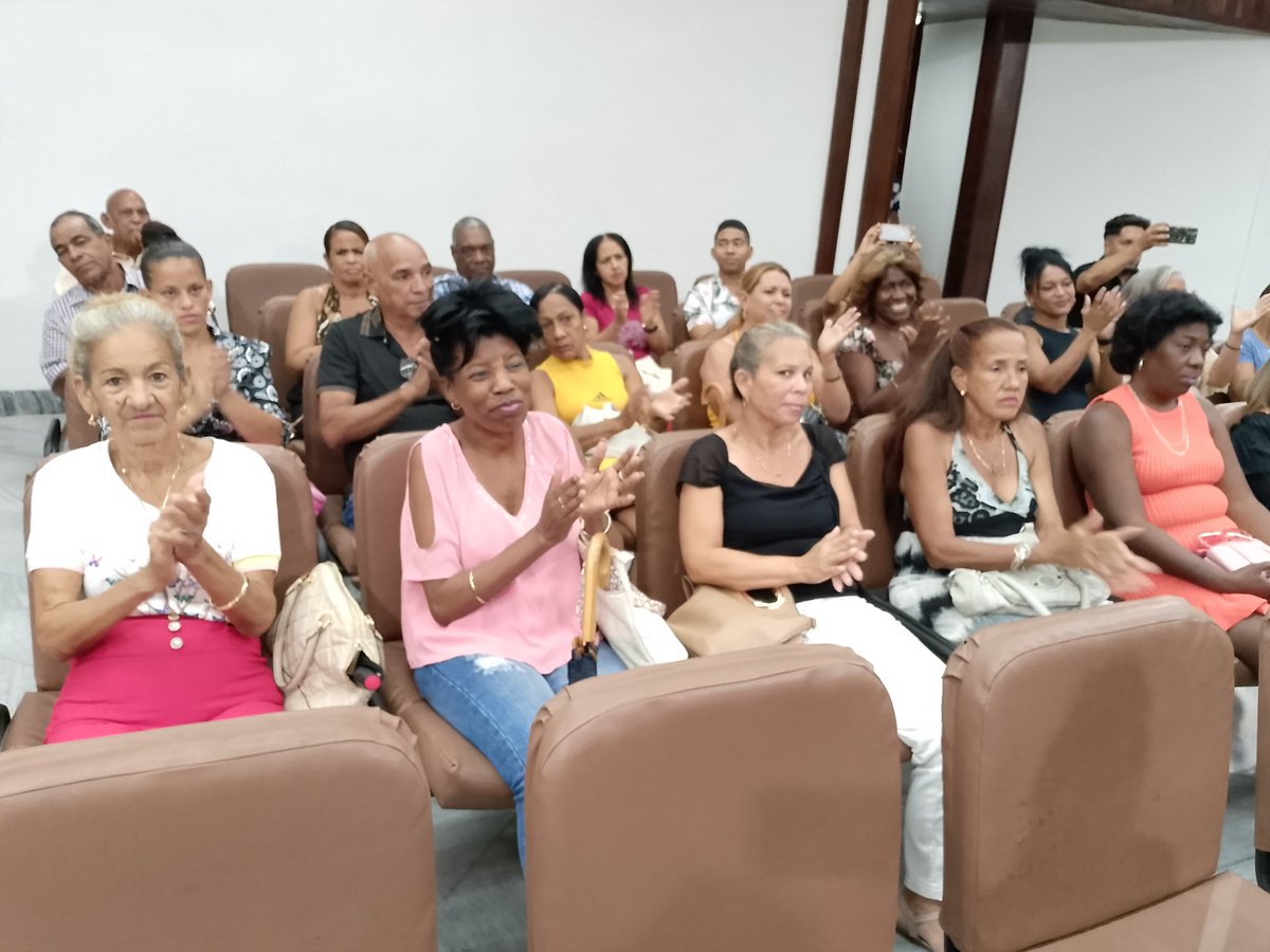 IrinaM26556's tweet photo. Recibe Empresa Provincial de Farmacias y Ópticas, (Optimed) de #SantiagodeCuba condición de Vanguardia Distinguido Nacional por sus resultados en la producción de medicamentos naturales.
#GenteComprometida
@BarbaraCuadro @BeatrizJUrrutia @moritastgo https://t.co/Bpg2uLzRqJ
