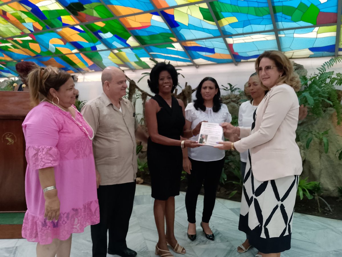 IrinaM26556's tweet photo. Recibe Empresa Provincial de Farmacias y Ópticas, (Optimed) de #SantiagodeCuba condición de Vanguardia Distinguido Nacional por sus resultados en la producción de medicamentos naturales.
#GenteComprometida
@BarbaraCuadro @BeatrizJUrrutia @moritastgo https://t.co/Bpg2uLzRqJ