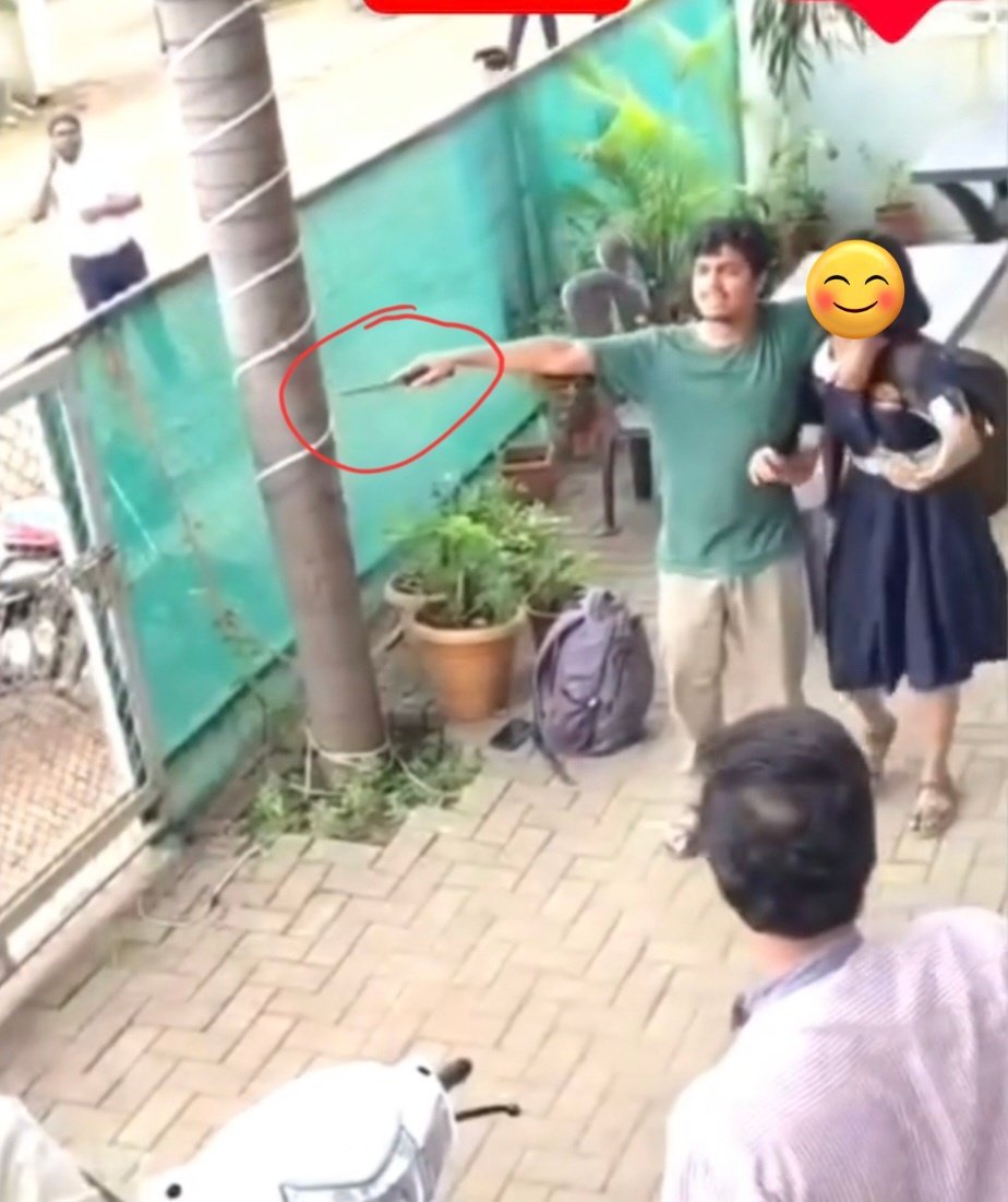 महाराष्ट्र के सतारा में एक तरफा प्यार में पागल
सनकी आशिक ने की सारी हदें पार।🚨

उसने स्कूली नाबालिग छात्रा को बंधक बना लिया
और गर्दन पर चाकू रखकर प्यार का इज़हार करने को कहा।

देखते ही देखते वहां पर भीड़ इकट्ठा हो गई।

सब डरे हुए थे, कोई बचाने की पहल नहीं कर रहा था।

मगर एक सख्श