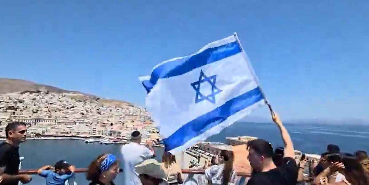 La chasse aux juifs bat son plein. 

Un bateau avec à son bord des touristes israéliens composés de familles avec des enfants est arrivé à l'île de Syros en Grèce... et n'a pas pu accoster : une foule de militants pro-palestiniens les attendaient.

Malgré l'inervention des forces