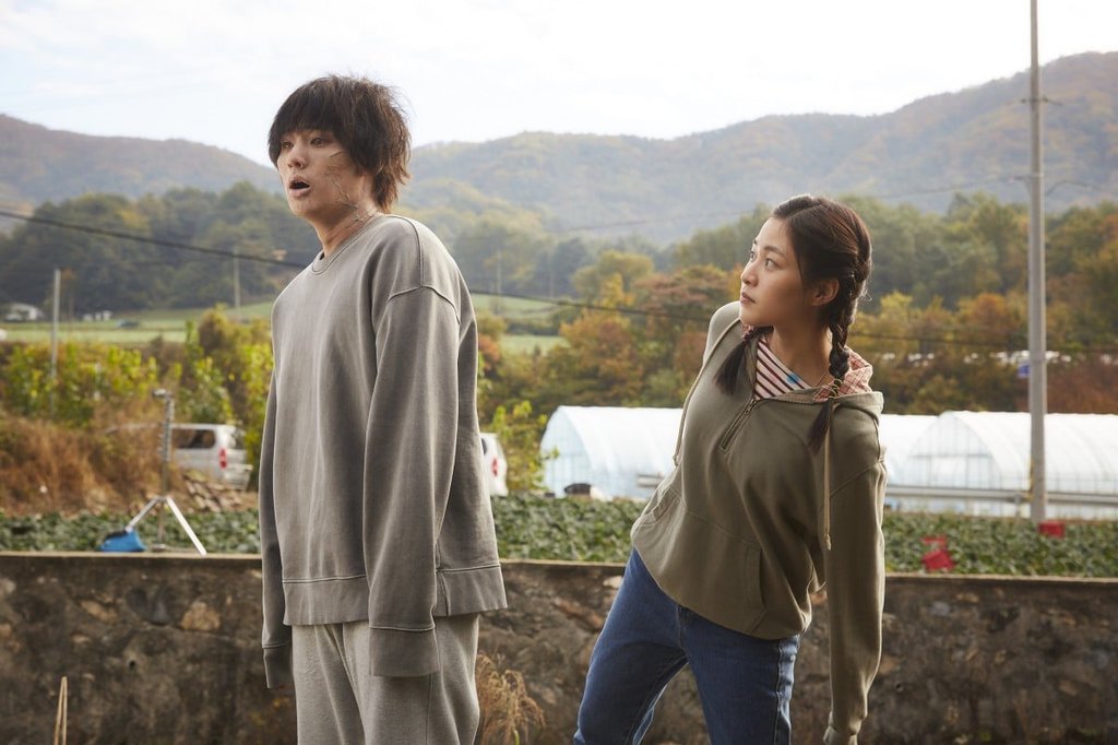 Karthik79956315's tweet photo. The Odd Family:Zombie on Sale(2019)
[ 3.75 / 5 ⭐ ] Korean 🔊

A family finds a harmless zombie and tries to make money from it, but things go wild when more zombies show up. 
Unique zombie movie with mixture of horror and comedy 😂.  Worked well !

#TheOddFamily Netflix https://t.co/k7R3U6n0ah