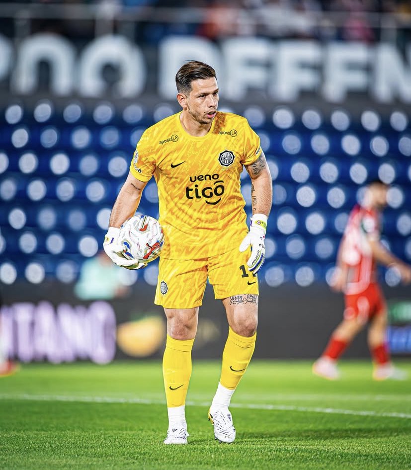 ¡Se va a Newell's!

Juan Espínola dejará Olimpia: el Franjeado venderá el 80% del pase al equipo argentino. Tendrá 3 años de contrato y llegará para reemplazar a Keylor Navas.