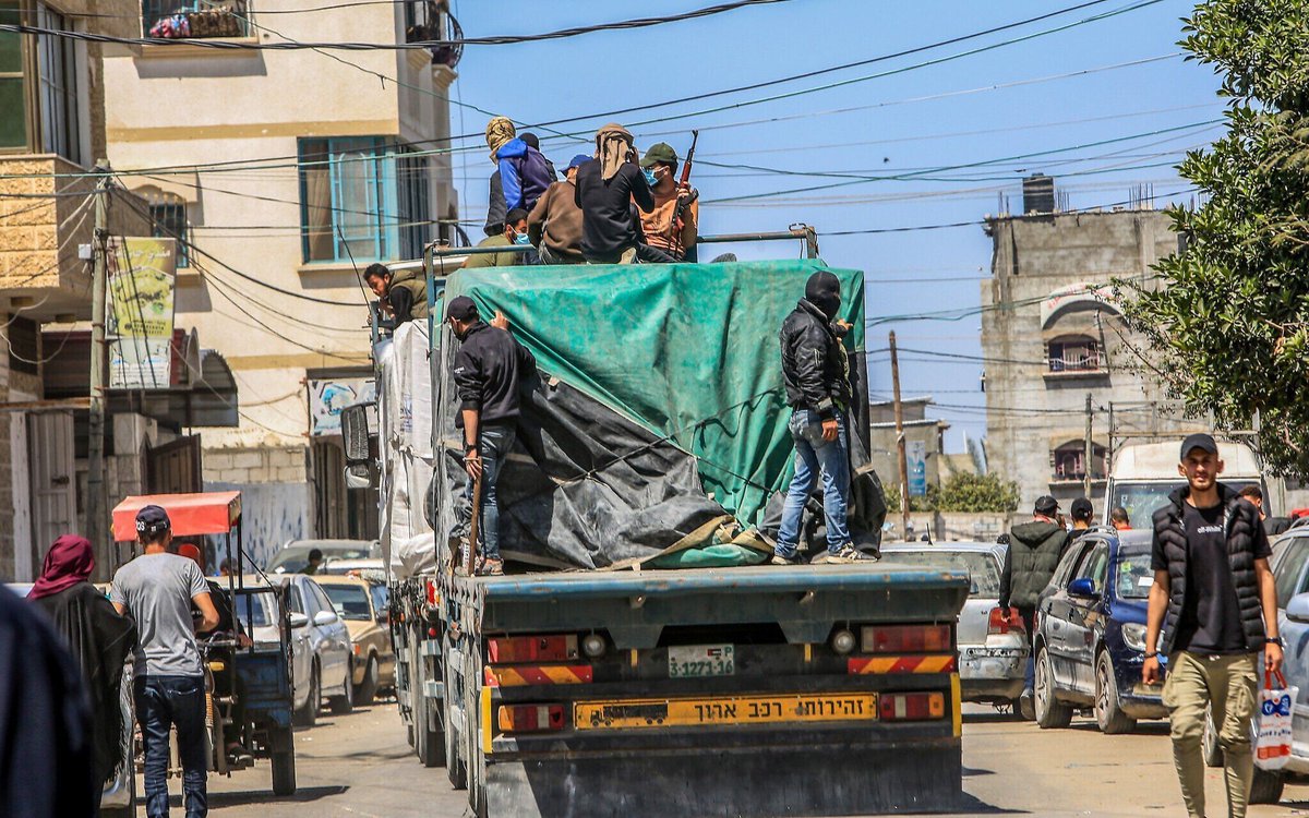 MalcangiSarah's tweet image. Hamas is hitting a wall. Revenues are drying up, the military wing cannot meet payroll for its fighters, and the Gaza administration it has controlled for years is slashing services and cutting pay for police and ministry staff. A Gazan who knows the system said Hamxs profited…