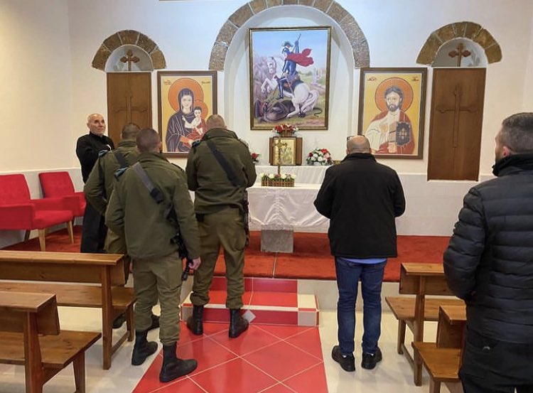 HananyaNaftali's tweet image. Native Christian Israeli soldiers praying in church before heading to war. 🇮🇱✝️
Since October 7, more Christians are joining the Israel Defense Forces—because they know Hamas isn’t just after Jews.
Photo from the early days of the war.