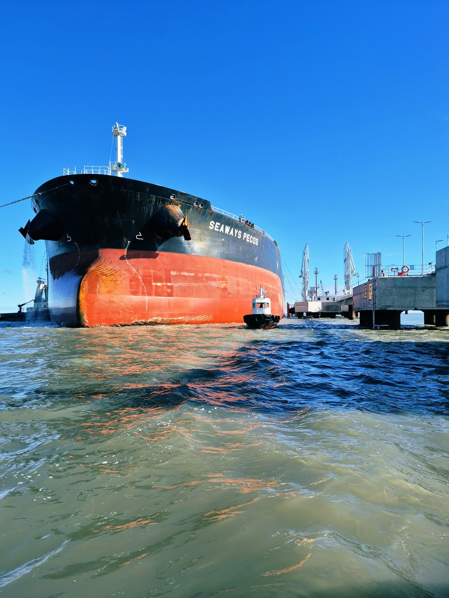🚢 ¡Hito Histórico en nuestro querido Puerto Rosales!

Hoy celebramos una operatoria sin precedentes: amarró en nuestra terminal el SEAWAYS PECOS un buque de tipo Suezmax de 274 metros de eslora, el buque de mayor porte que haya ingresado en la historia de Puerto Rosales.