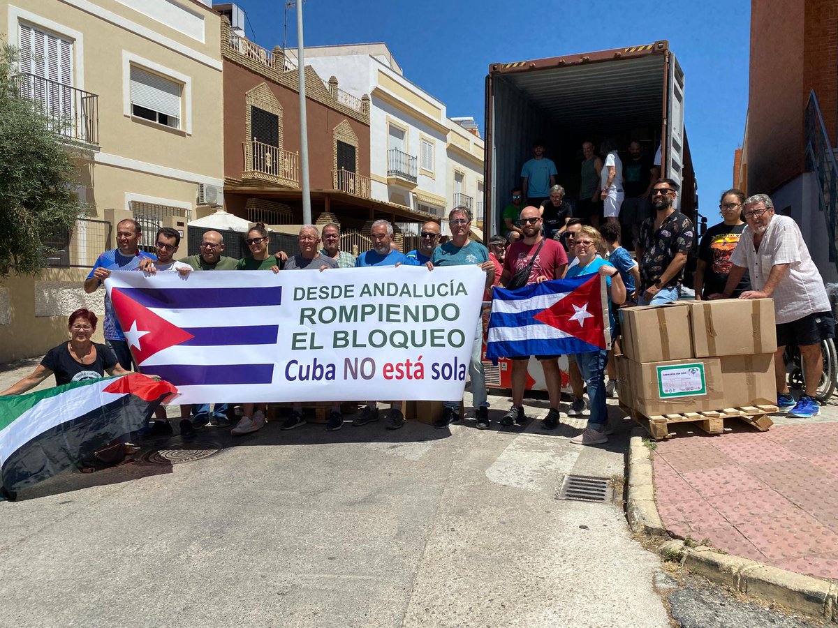 ‼️🇨🇺 Hoy, en Morón de la Frontera, durante el llenado y carga de un contenedor con material sanitario para el pueblo cubano. Ante el bloqueo criminal de EEUU, solidaridad internacionalista. Cuba no está sola.