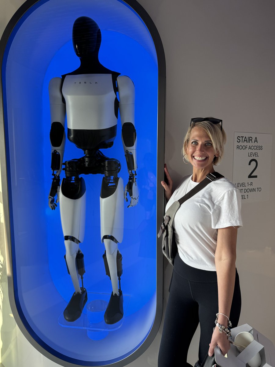 JEHazel75's tweet image. The @Tesla_Optimus is on display at the Tesla Diner. @chattybird0306 for scale.