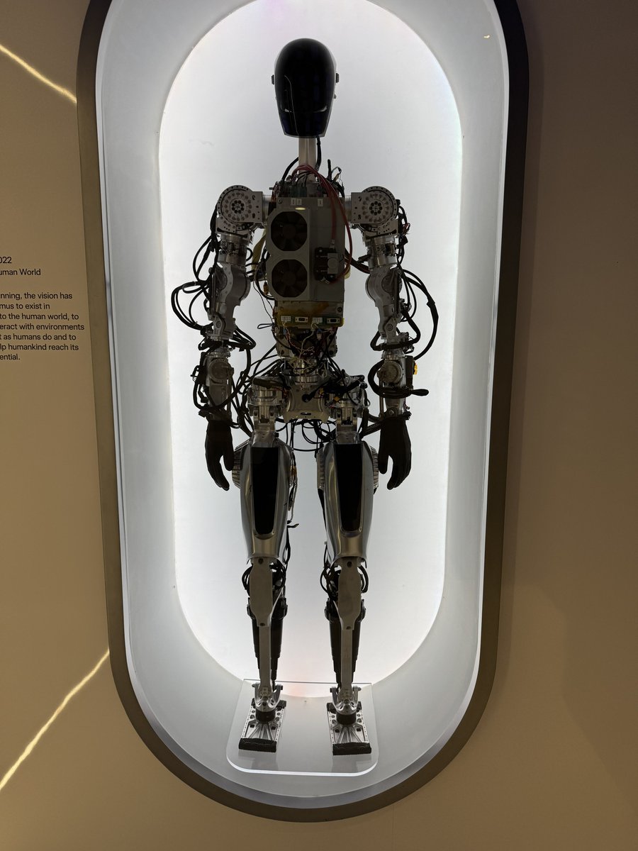 JEHazel75's tweet image. The @Tesla_Optimus is on display at the Tesla Diner. @chattybird0306 for scale.