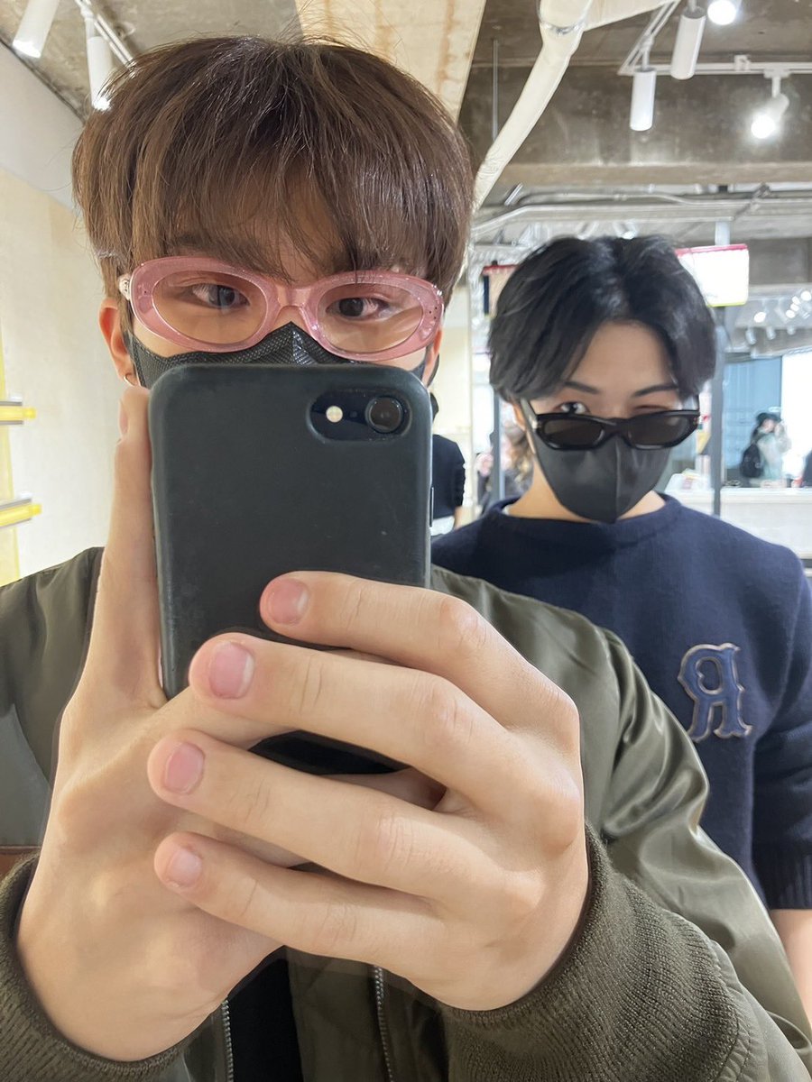 treasuremembers's tweet image. 우리 재혁이형 벌써 우리 본 지 7년 정도 된 거 같은데 학생 시절부터 세 살 동생임에도 친구처럼 같이 추억 쌓아주고 어린 동생 챙겨줘서 고마워 지금도 표현은 안해도 항상 존경하고 많이 아껴 앞으로도 옆에서 많이 배울게 사랑한다 생일 축하하고 오늘 하루도 최고의 하루가 되었으면 좋겠다!…