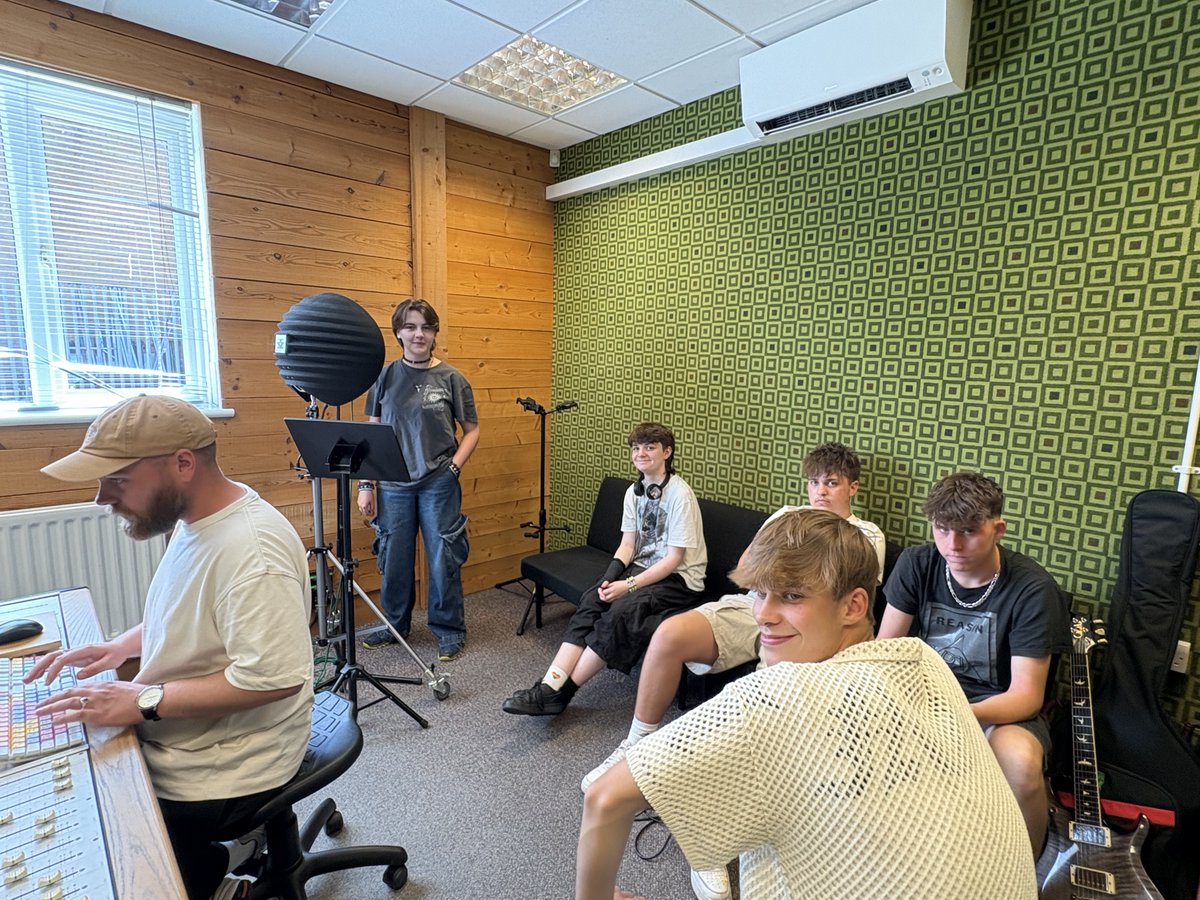 Carisbrooke College tweet media