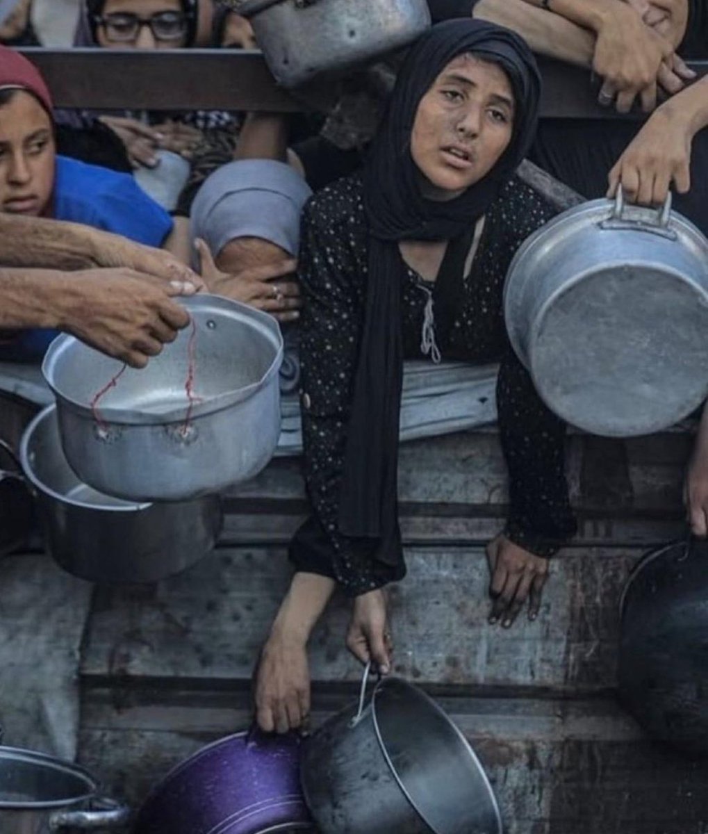 صوره تبكي عليها المفردات ..
وتعجز عن وصفها الكلمات ..
رحماك يا ربي بإخواننا في غزه ..
اللهم وعليك باليهود الصهاينة فأنهم لا يعجزونك.
#غزه_تموت_جوعاً